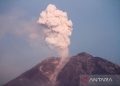 Gunung Semeru mengeluarkan material vulkanis yang terpantau dari Desa Sumberwuluh, Lumajang, Jawa Timur, Senin (5/12/2022). ANTARA FOTO/Umarul Faruq/nym/pri.