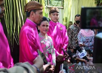 Presiden Joko Widodo didampingi Ibu Negara Iriana Joko Widodo dan Kaesang Pangarep usai acara sungkeman dan siraman Pernikahan Kaesang dan Erina di Rumah kediaman Sumber Solo, Jawa Tengah, Jumat (9/12/2022), ANTARA/Bambang Dwi Marwoto