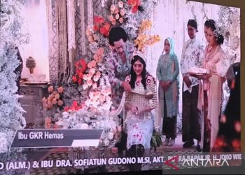 Tangkapan layar permaisuri dari Sri Sultan Hamengkubuwana (HB) X, Gusti Kanjeng Ratu​​​​​​​ (GKR) Hemas melakukan prosesi siraman kepada calon pengantin putri, Erina Sofia Gudono di Gedung Sebaguna Purwodadi, Sinduadi, Mlati, Sleman, DIY, Jumat. (8/12/22). FOTO ANTARA/Victorianus Sat Pranyoto