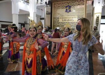 Salah seorang wisatawan asal Australia, Jennifer saat ikut menari di Balai Kota Surabaya pada Jumat (10/12/2022). (ANTARA/HO-Diskominfo Surabaya)