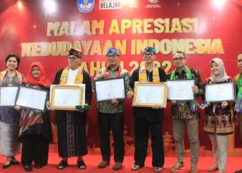 Gubernur Jawa Barat Ridwan Kamil saat menerima sertifikat penetapan 19 Warisan Budaya Takbenda (WBTb) pada Malam Apresiasi Kebudayaan Indonesia 2022 di kantor Kemendikbud Ristek, beberapa hari lalu. (ANTARA/HO-Humas Disparbud Jawa Barat)