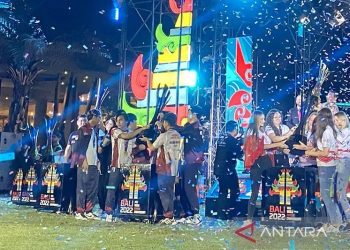 Para juara kejuaraan esport dunia IESF Bali 14th World Esports Championship 2022 dalam upacara penutupan di Merusaka, Nusa Dua, Bali, Minggu (11/12/2022). ANTARA/Arindra Meodia/aa.