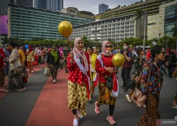 Sejumlah perempuan mengikuti parade kebaya dalam kampanye Gerakan Kebaya Goes to UNESCO saat hari bebas berkendaraan bermotor atau Car Free Day, di kawasan Bundaran Hotel Indonesia, Jakarta, Minggu (6/11/2022). . ANTARA FOTO/Galih Pradipta/foc. ( (ANTARA FOTO/GALIH PRADIPTA)