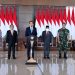 Presiden Jokowi didampingi Wapres Ma’ruf Amin dan pejabat lainnya dalam keterangan pers di Bandara Soekarno Hatta, Selasa (13/12/2022). (Foto: BPMI Setpres)