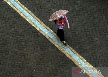 Arsip foto - Seorang warga berjalan menggunakan payung saat turun hujan di Makassar, Sulawesi Selatan, Senin (12/11/2018). ANTARA FOTO/Abriawan Abhe/kye/pri.