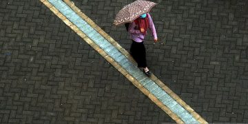 Arsip foto - Seorang warga berjalan menggunakan payung saat turun hujan di Makassar, Sulawesi Selatan, Senin (12/11/2018). ANTARA FOTO/Abriawan Abhe/kye/pri.