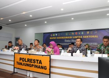 Kapolresta, Kombes Pol Ompusunggu, bersama Walikota Tanjungpinang, Rahma saat Mengikuti Rakor Lintas Sektoral, foto : Mael/detak.media