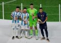 Enzo Fernandez, Lionel Messi, Emiliano Martinez dan Kylian Mbappe berposes bersama setelah masing-masing meraih penghargaan sebagai Pemain Muda Terbaik, Penjaga Gawang Terbaik, Pemain Terbaik dan Sepatu Emas setelah final Piala Dunia Qatar 2022 antara Argentina dan Prancis di Stadion Lusail di Lusail, Doha, 18 Desember 2022. (Photo by Odd ANDERSEN / AFP) (AFP/ODD ANDERSEN)