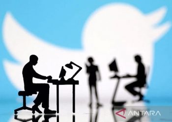 Ilustrasi - Patung dengan komputer dan smartphone terlihat di depan logo Twitter. ANTARA/REUTERS/Dado Ruvic/am.