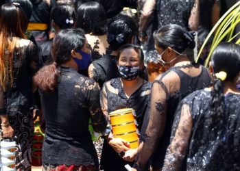 Warga Suku Tengger saling bercengkrama mempererat silaturahmi dalam perayaan Hari Raya Karo. ANTARA/Dokumentasi Pribadi