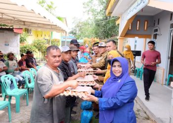 Walikota Tanjungpinang, Rahma saat menyerahkan bantuan untuk warga yang membutuhkan, foto: ist