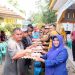 Walikota Tanjungpinang, Rahma saat menyerahkan bantuan untuk warga yang membutuhkan, foto: ist