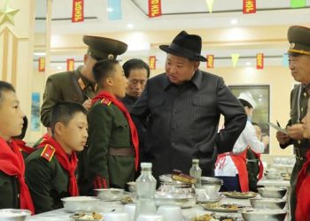 Pihak berwenang Korea Utara juga tak segan menjatuhkan hukuman penjara di sebuah kamp hingga 15 tahun bagi mereka yang kedapatan menikmati konten media Korea Selatan. (Foto: REUTERS/KCNA)