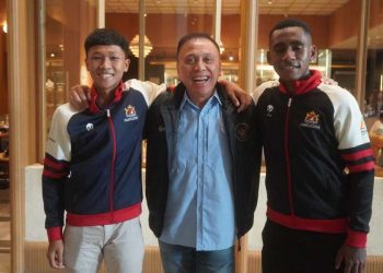 Ketum PSSI Mochamad Iriawan (tengah) bersama dua pemain Timnas U-16 Muhammad Iqbal Gwijangge (kanan) dan Eriko Sulastiano saat melepas keduanya menuju Hongaria pada Minggu (29/1/2023). (Foto: PSSI)