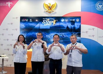 Menparekraf Sandiaga saat foto bersama pada acara "The Weekly Brief With Sandi Uno" yang berlangsung secara hybrid dari Gedung Sapta Pesona, Senin (16/1/2023), foto: ist