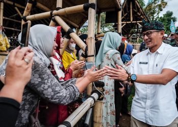 Menparekraf/Kabaparekraf), Sandiaga Salahuddin Uno, mendorong para pelaku UMKM di Desa Wisata Baros, Kabupaten Bandung, Jawa Barat, foto: ist