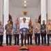 Presiden Jokowi memberikan keterangan pers usai menerima Laporan Tim Penyelesaian Non-Yudisial Pelanggaran Hak Asasi Manusia yang Berat Masa Lalu, di Istana Merdeka, Jakarta, Rabu (11/01/2023). (Foto: Humas Setkab/Agung)