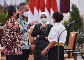 Menaker Ida Fauziyah, Menperin Agus Gumiwang Kartasasmita, Menteri KP Sakti Wahyu Trenggono, dan Menlu Retno Marsudi berbincang sebelum Sidang Kabinet Paripurna, Selasa (05/04/2022), di Istana Negara, Jakarta. (Foto: Humas Setkab/Agung)