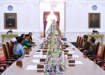 Presiden Jokowi didampingi Mensesneg Pratikno beraudiensi dengan Panitia Muktamar Rabithah Melayu-Banjar di Istana Merdeka, Jakarta, Selasa (17/01/2023). (Foto: BPMI Setpres/Lukas)