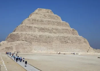 Foto yang diabadikan pada 26 Januari 2023 ini menunjukkan sebuah patung berbentuk burung yang digali dari sebuah makam kuno yang baru ditemukan di nekropolis Saqqara, sebelah selatan Kairo, Mesir. ANTARA/Xinhua/Ahmed Gomaa.