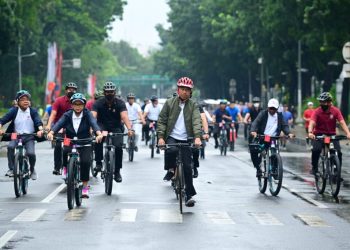 Presiden Jokowi bersepeda bersama para menteri dari Istana Merdeka menuju Bundaran HI, Minggu (29/01/2023). (Foto: BPMI Setpres/Lukas)