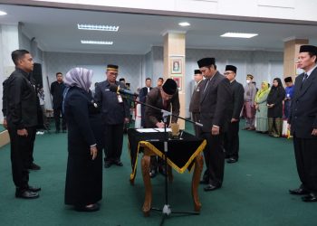 Penandatanganan Surat Keputusan, seusai pelantikan eselon II Pemko Tanjungpinang, foto: ist