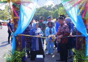 Walikota Tanjungpinang, Rahma dan Ketua PKK, Agung Wira Dharma saat meresmikan bazar dan hiburan rakyat di Lapangan Pamedan, foto: ist