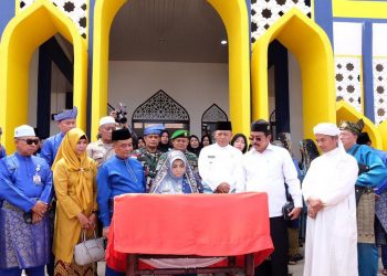 Walikota Tanjungpinang saat menandatangani prasasti tanda diresmikannya Masjid Nur Ar Rahmah, foto: ist