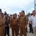 Gubernur Kepri Amsar Ahmad saat meninjau jembatan Semala Kelarik-Batubi yang rusak akibat banjir (foto : ist)