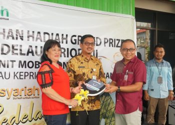 Penyerahan kunci mobil oleh Sekda Natuna (tengah) didampingi Kepala BRK Syariah Ranai, kepada Lina sebagai pemenang Grand Prize Bedelau