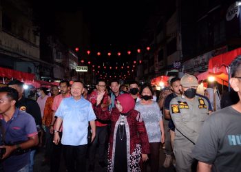 Wali Kota Tanjungpinang, Rahma saat berada di Pasar Imlek, foto: ist/detak.media