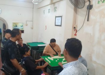 Polisi saat Mendatangi Tempat Permainan Mahjong di Jalan Bakar Batu, foto: Mael/detak.media