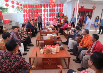 Wali Kota Tanjungpinang bersama rombongan Forkopimda saat berada disalah satu rumah Tokoh Tionghoa, foto: ist