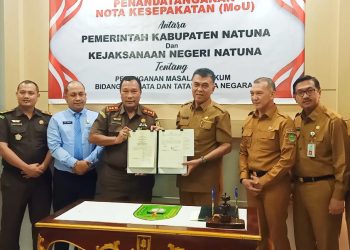 Kepala Kejari Natuna Imam MS Sidabutar bersama Bupati Natuna, Wan Siswandi (tengah) usai penandatanganan berkas (foto : istimewa)