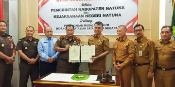 Kepala Kejari Natuna Imam MS Sidabutar bersama Bupati Natuna, Wan Siswandi (tengah) usai penandatanganan berkas (foto : istimewa)