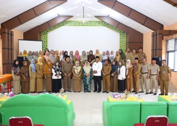 Wali Kota Tanjungpinang, Rahma foto bersama seusai meresmikan Aula MAN, foto: ist