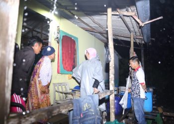 Wali Kota Tanjungpinang, Rahma saat meninjau rumah warganya yang terdampak banjir, foto: ist/detak.media