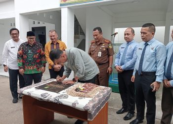 Bupati Natuna, Wan Siswandi menandatangani prasasti pada peresmian Gedung Pengacara Negara Kejari Natuna (foto : ist)