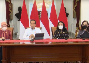 Presiden Jokowi memberikan pernyataan mengenai RUU PPRT didampingi Menaker Ida Fauziyah, Menteri PPPA Bintang Puspayoga, dan Deputi V Kantor Staf Presiden Jaleswari Pramodhawardani, di Istana Negara, Jakarta, Rabu (18/01/2022). (Sumber: Tangkapan Layar)