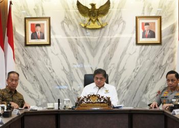 Menko Perekonomian Airlangga Hartarto didampingi Menperin Agus Gumiwang Kartasasmita dan Wakapolri Gatot Eddy Pramono memberikan keterangan pers, di Jakarta, Kamis (05/01/2023). (Foto: Humas Kemenko Perekonomian)