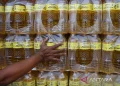 Arsip foto - Petugas melakukan persiapan untuk pengiriman minyak goreng Minyakita yang telah dikemas dalam kontainer ke Indonesia bagian timur, di Pelabuhan Tanjung Priok, Jakarta, Kamis (11/8/2022). ANTARA FOTO/Akbar Nugroho Gumay/tom/aa.