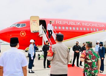 Presiden Jokowi tiba di Bandar Udara Internasional Sultan Syarif Kasim II, Kota Pekanbaru, Provinsi Riau untuk melakukan kunjungan kerja, pada Rabu (04/12/2023). (Foto: BPMI Setpres/Laily Rachev)