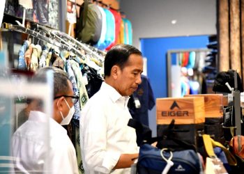 Presiden Jokowi mengecek aktivitas perekonomian di pusat perbelanjaan Kota Kasablanka (Kokas), Jakarta, pada Kamis (12/01/2023) malam. (Foto: BPMI Setpres/Rusman)