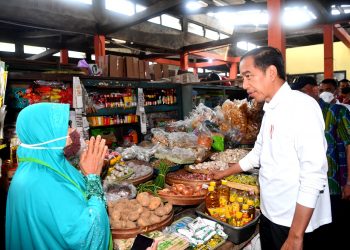 Presiden Jokowi berbincang dengan pedagang di Pasar Sentul, Kota Yogyakarta, Provinsi DIY, Minggu (08/01/2023) pagi. (Foto: BPMI Setpres/Rusman)