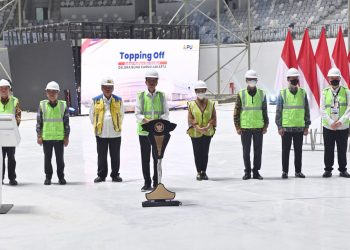 Presiden Jokowi menghadiri topping off bangunan IMS GBK, Jumat (13/01/2023) sore, di kawasan GBK, Jakarta. (Foto: Humas Setkab/Rahmat)