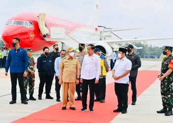 Presiden Jokowi saat tiba di Bandar Udara Internasional Sultan Syarif Kasim II, Kota Pekanbaru, Provinsi Riau, Rabu (04/01/2023). (Foto: BPMI Setpres/Laily Rachev)