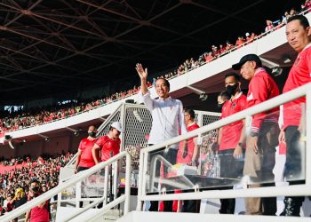 Presiden Jokowi menyaksikan laga semifinal leg pertama Piala AFF antara tim nasional sepak bola Indonesia dengan Vietnam di Stadion Utama GBK, Jakarta, pada Jumat (06/01/2023) sore. (Foto: BPMI Setpres/Laily Rachev)