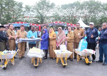 Walikota Tanjungpinang saat membagikan bantuan, foto: ist/detak.media