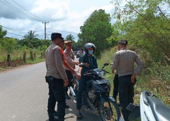 Personil Polsek Tanjungpinang Timur saat Olah Tempat Kejadian Perkara, di Jalan Ganet, foto: Mael/detak.media