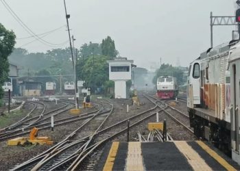 Arsip - Jalur kereta api terlihat dari Stasiun Pasar Turi Surabaya. (ANTARA/Hanif Nashrullah)